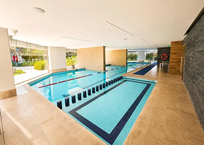 Stylish High-rise, Pool, Hottubking Size Bed Apartment