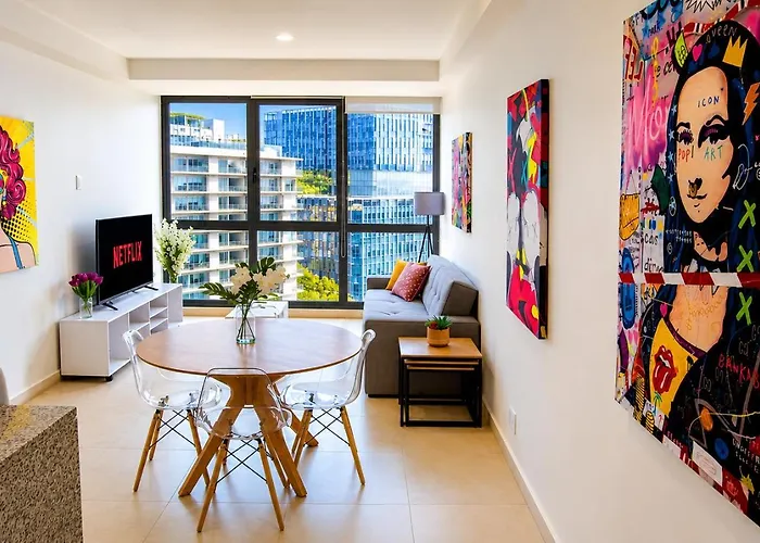 Stylish High-rise, Pool, Hottubking Size Bed Apartment *