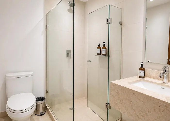 Stylish High-rise, Pool, Hottubking Size Bed Apartment