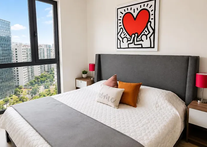 Stylish High-rise, Pool, Hottubking Size Bed *