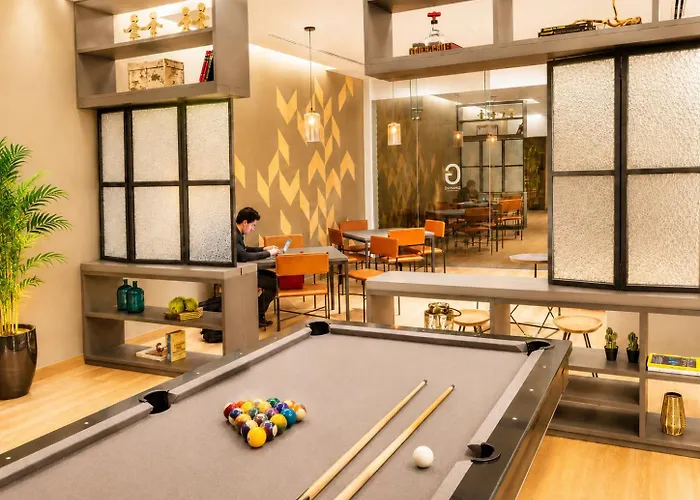 Apartment Stylish High-rise, Pool, Hottubking Size Bed